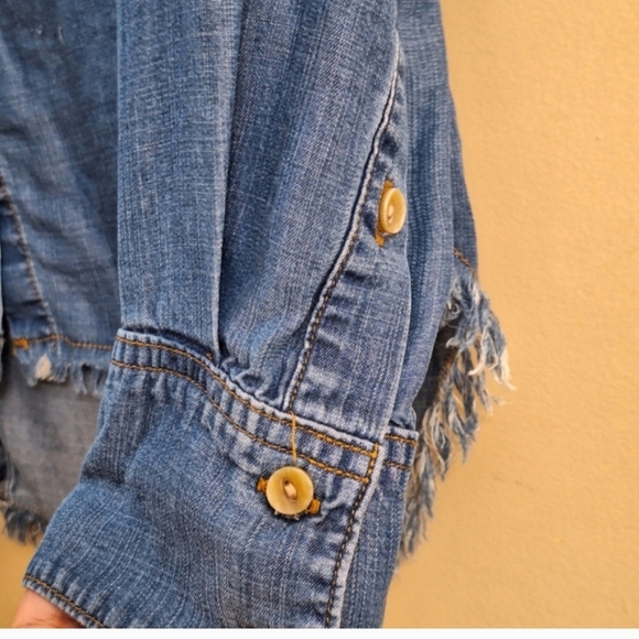 CLOTH & STONE Size M Blue Chambray Raw Hem Fringe Button Up Shirt - Picture 4 of 7